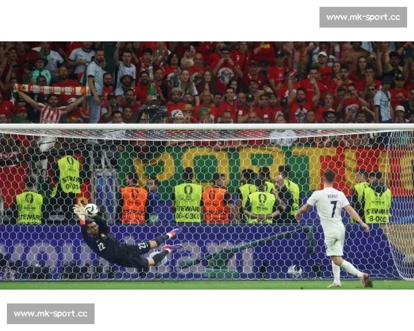 2026世界杯：裁判尺度引争议，红黄牌数飙升引关注！