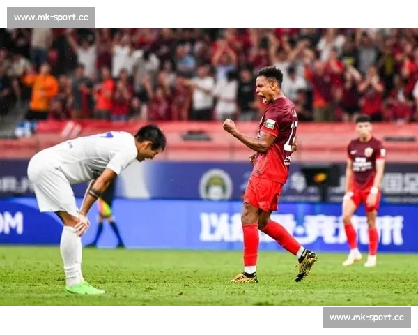 心疼！球星受伤倒地不起，中超直播镜头下全是泪水